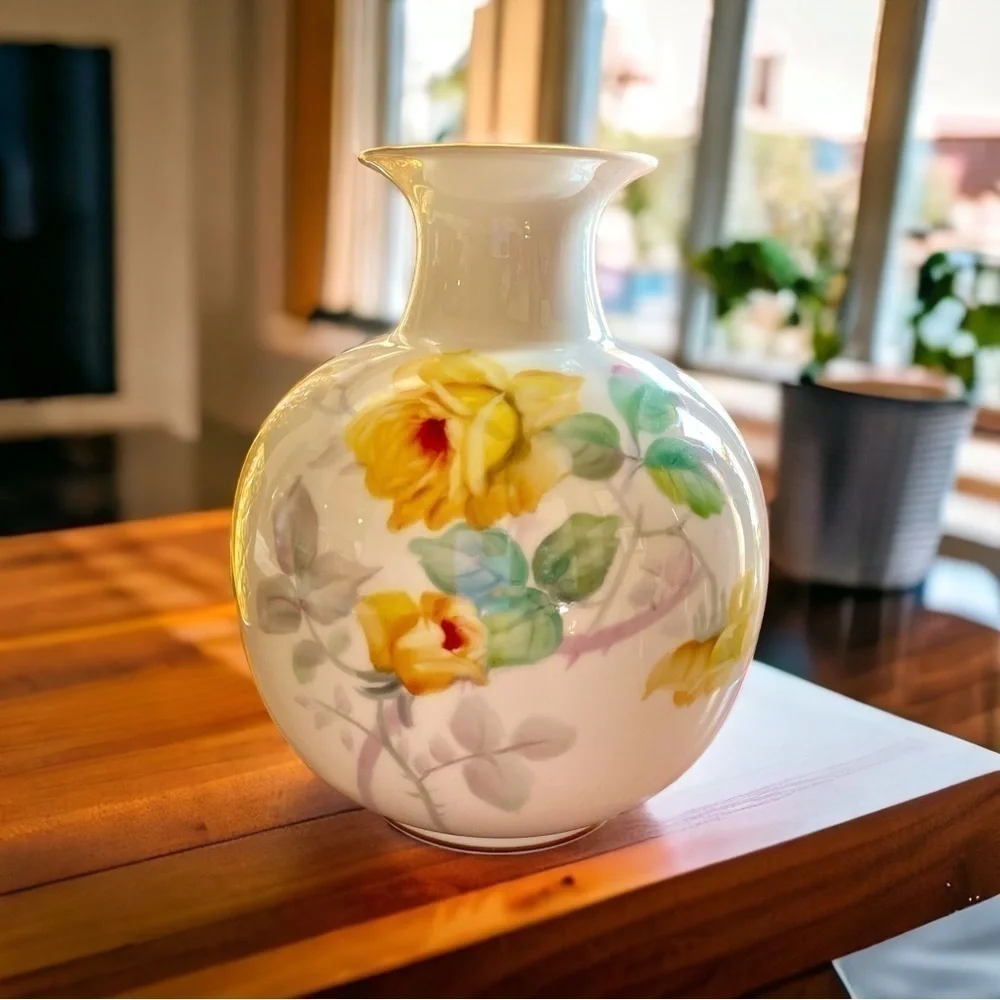 NORITAKE vase, yellow roses, hand painted, made in Japan, excellent condition